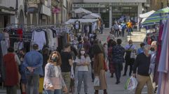 Numerosos vecinos de Noia acudieron al mercadillo dominical celebrado en la villa