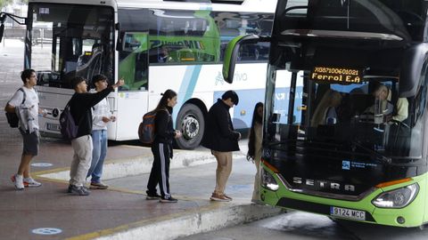 Un autob&uacute;s interurbano con destino Ferrol, en la estaci&oacute;n de tren de A Coru&ntilde;a, en una imagen de archivo.