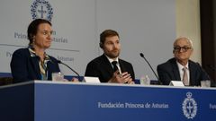 Lene Kr�l Andersen (i), directora ejecutiva de NordGen e integrante de la delegaci�n que representa a la B�veda Global de Semillas de Svalbard, el ministro de Agricultura y Alimentaci�n de Noruega, Nils Kristen Sandtr�en (c), y Stefan Schmitz, director de la organizaci�n que financia la B�veda Global de Semillas de Svalbard, proyecto galardonado con el Premio Princesa de Asturias de Cooperaci�n Internacional