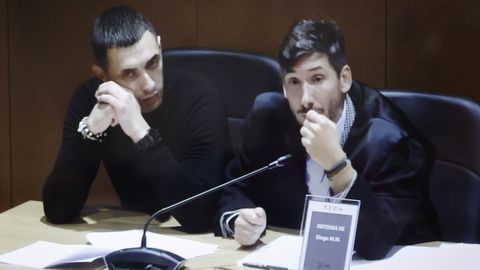 Diego Montaña, con su abogado, Luis Manuel Salgado, durante la tercera sesión del juicio