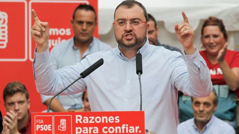 El secretario general de la Federaci�n Socialista Asturiana (FSA) y candidato a la Presidencia del Principado, Adri�n Barb�n, interviene durante el primer acto p�blico de Pedro S�nchez en Oviedo