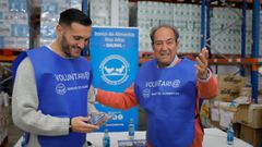 Lucas P�rez, jugador del Deportivo, junto a el presidente del Banco de Alimentos R�as Altas, Manuel Mora