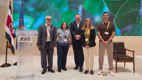 Rosa Mosquera, segunda por la izquierda, con otros investigadores que tambi�n acudieron al encuentro celebrado en Costa Rica