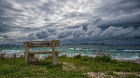 El banco mirador de Pragueira homenajea a un vecino que salvó a otro del mar