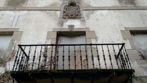 Palacio del obispo Sarmiento. Masma (Mondoñedo). Palacio de recreo del obispo Sarmiento construido en la primera mitad del XVIII a orillas del río Masma. Durante el siglo XX y hasta su abandono tras un incendio en 1988, alojó un centro de desintoxicación. Catalogado el palacio y el palomar. Los dos escudos de las fachadas están declarados BIC. Ruina implacable extendida a todo el edificio y al jardín.