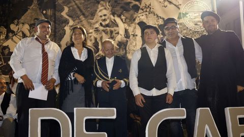Miembros de los diferentes grupos participantes en el desfile de carros pasaron por el palco durante la entrega de los premios