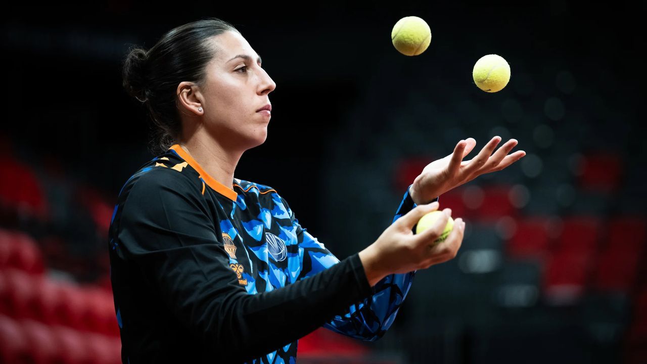 María Araújo, jugadora del Valencia Basket: «Mi madre fue muy feliz en Lugo, la cuidaron muy bien»