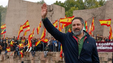 El l�der de Vox, Santiago Abascal, saluda a sus seguidores. 