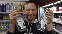 Xos� Garc�a, con d�as botellas de leite de Casa da Fonte