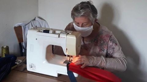 Manola Su�rez cose mascarillas y batas con su hija Carmen Losada
