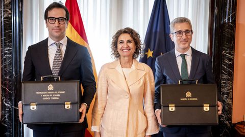 El vicepresidente primero y ministro de Econom�a, Comercio y Empresa, Carlos Cuerpo, la vicesecretaria general del PSOE y candidata a la presidencia de la Junta de Andaluc�a, Mar�a Jes�s Montero, y el ministro de Hacienda, Arcadi Espa�a, durante el acto de traspaso de carteras.