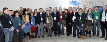 Los populares de la provincia, junto a Alberto N��ez Feijoo, en el centro, ayer en la convenci�n del Partido Popular en Madrid. 