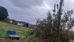 El poste atado con una cuerda al remolque, en el lugar de A Cuveli�a