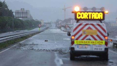 La autova de Marn se cort al trfico a primera hora de la tarde por la crecida de la marea y las intensas precipitaciones