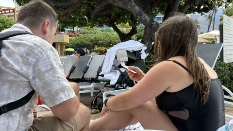 Algunos periodistas se llevaron el trabajo a la piscina del resort, entre conferencias y��briefings� informativos.