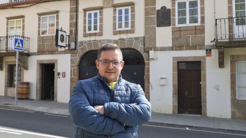 Toni Prez Rivera, retratado este martes delante de la casa en la que naci el autor de Los gozos y las sombras