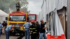El camin de bomberos en el pabelln afectado.