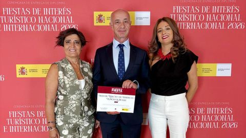 Parte del gobierno local de Vilanova se desplaz&oacute; hasta Madrid para recoger el distintivo