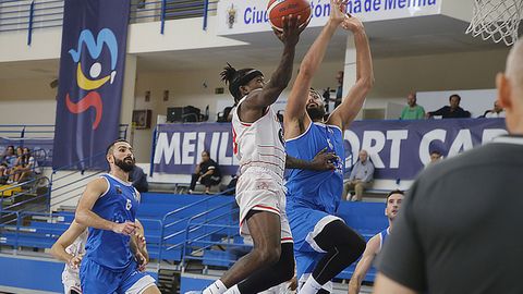 Williams, en suspensi�n. anotando una canasta.