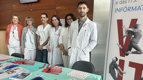 Profesionales del CHUF, en la mesa informativa por el Da Mundial del Sida en el Marcide