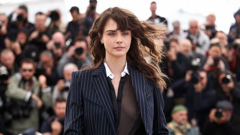 La modelo y actriz Cara Delevingne posa en la alfombra roja de Cannes.