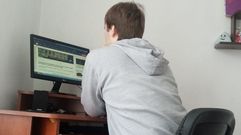 Iv�n Couselo consulta esta ma�ana, en su casa de Jers�n, las noticias sobre la guerra de Ucrania