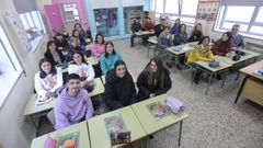 Profesores que fueron antiguos alumnos del Vales Villamarn, sentados en los pupitres de un aula del edificio principal.