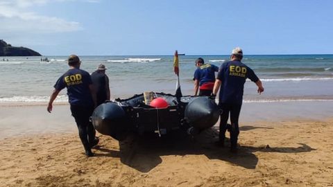 Los buceadores de la UBUFER en la playa de las Arenas