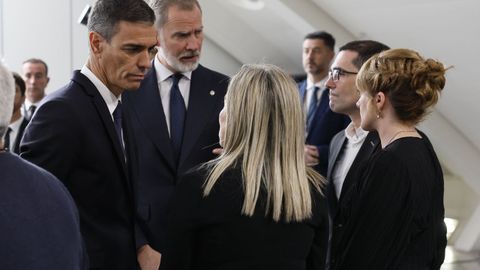 El rey Felipe y Pedro Sánchez conversando con una representación de los familiares de las víctimas de la dana: Mazón no asistió a este encuentro