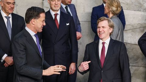 Mark Rutte y el subsecretario de Guerra estadounidense, Elbridge Colby, druante la reuni�n en Bruselas.