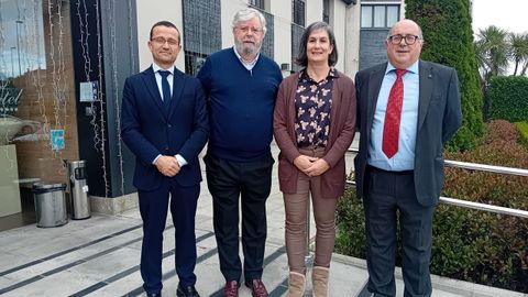 De izquierda a derecha,Nicols Vzquez, secretario xeral; Antonio Macho, colegiado distinguido; Mara Gandoy, directora de Proyectos de Votorantim Cimentos EspaayManuel Rodrguez,decano del Colegio Oficial de Qumicos de Galicia.