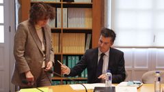 La alcaldesa, Goretti Sanmartn (BNG), y el portavoz del PP, Borja Verea, en un momento del pleno de ayer.