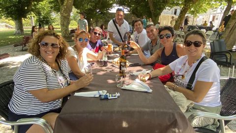 La comida popular de Sarria reuni una gran afluencia de gente procedente de diferentes lugares de Espaa.