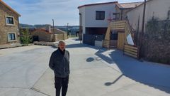 Enrique Vilas, vecino de Figueroa, en la nueva plaza peatonal.