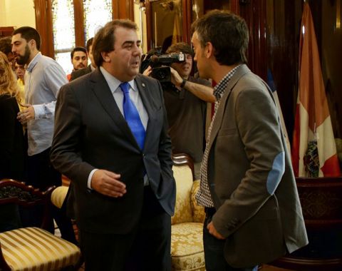 Negreira charlando con el nuevo alcalde el d�a de su investidura. 