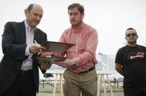 Rafael Louz�n y Carlos Iglesias firmaron ayer el convenio que permitir� contratar la obra. 