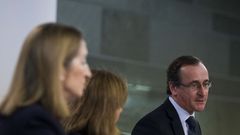  El ministro de Sanidad, Servicios Sociales e Igualdad, Alfonso Alonso, junto a la vicepresidenta del Gobierno, Soraya S�enz de Santamar�a (c), y la ministra de Fomento, Ana Pastor (i)