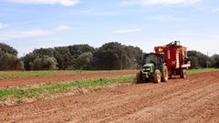 Tractor aplicando fertilizante en una foto de archivo