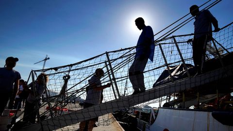 El barco de la ONG Proactiva Open Arms ha llegado al puerto que le ofreci el Gobierno