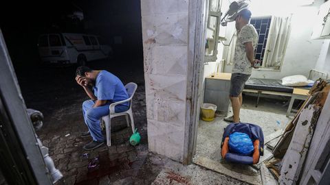 Un m�dico en el hospital Al Ahli tras un ataque a�reo en la ciudad de Gaza.