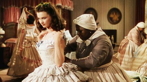 Vivien Leigh y Hattie McDaniel, en el filme Lo que el viento se llev (1939), basada en la novela de Margaret Mitchell de 1936.