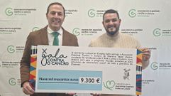 Germ�n Rodr�guez-Sa� y David Rodr�guez con el cheque.