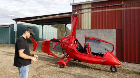 El nico autogiro que utiliza regularmente el aerdromo de Monforte, este domingo poco antes de despegar de vuelta hacia Caldas de Reis