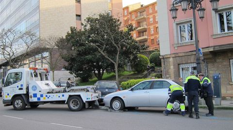 La grúa se lleva un coche en Oviedo