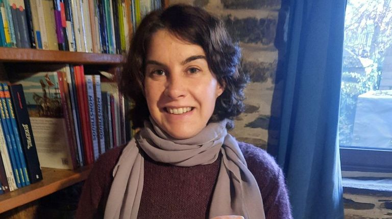 Estefan�a Padull�s presenta su novela �Memoria de sombra y bosque�.