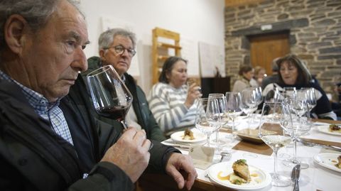 Marisa �lvarez, al fondo, con un grupo de suscriptores de Monforte