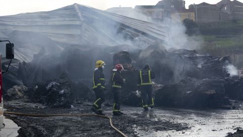 Cenizas tras el voraz incendio en la nave de reciclaje de Acteco en el polígono industrial de Sabón, en Arteixo