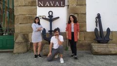 De izquierda a derecha, Laura Jim�nez, Sergio Landrove y Sof�a Oriana Infante, a la entrada del museo naval de Ferrol
