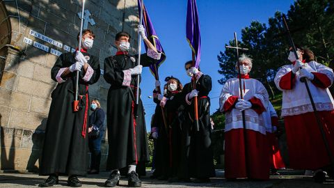 Los sonenses salieron a contemplar el paso de una procesin que parti de la iglesia parroquial para llegar a la capilla de A Atalaia.