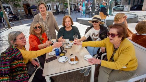 Un grupo de amigas de Pontevedra que lleva desde hace m�s de 40 a�os quedando casi a diario para tomar algo y contarse sus cosas.